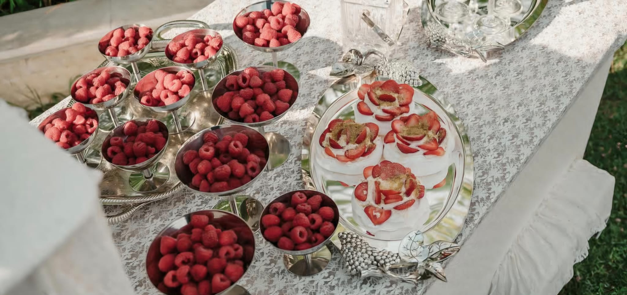 Tavolinë elegante me mjedra dhe ëmbëlsira për festën